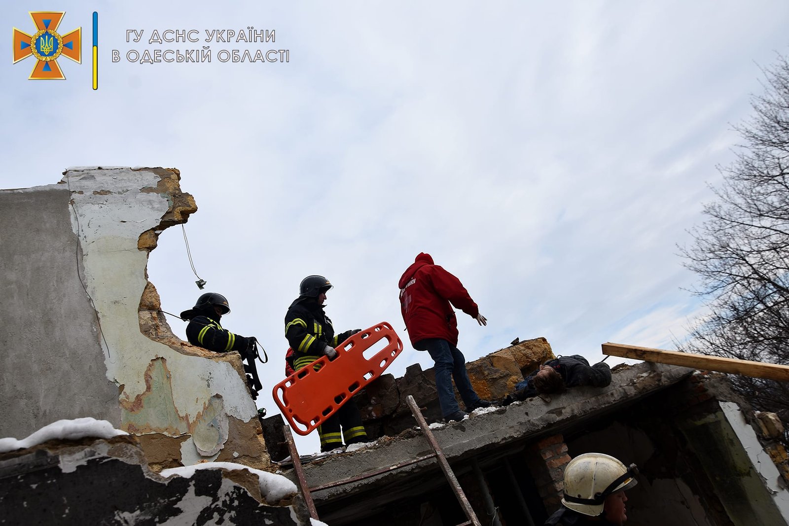 В Одесі впала стіна будинку на трьох людей, одна людина з них померла у швидкій 4