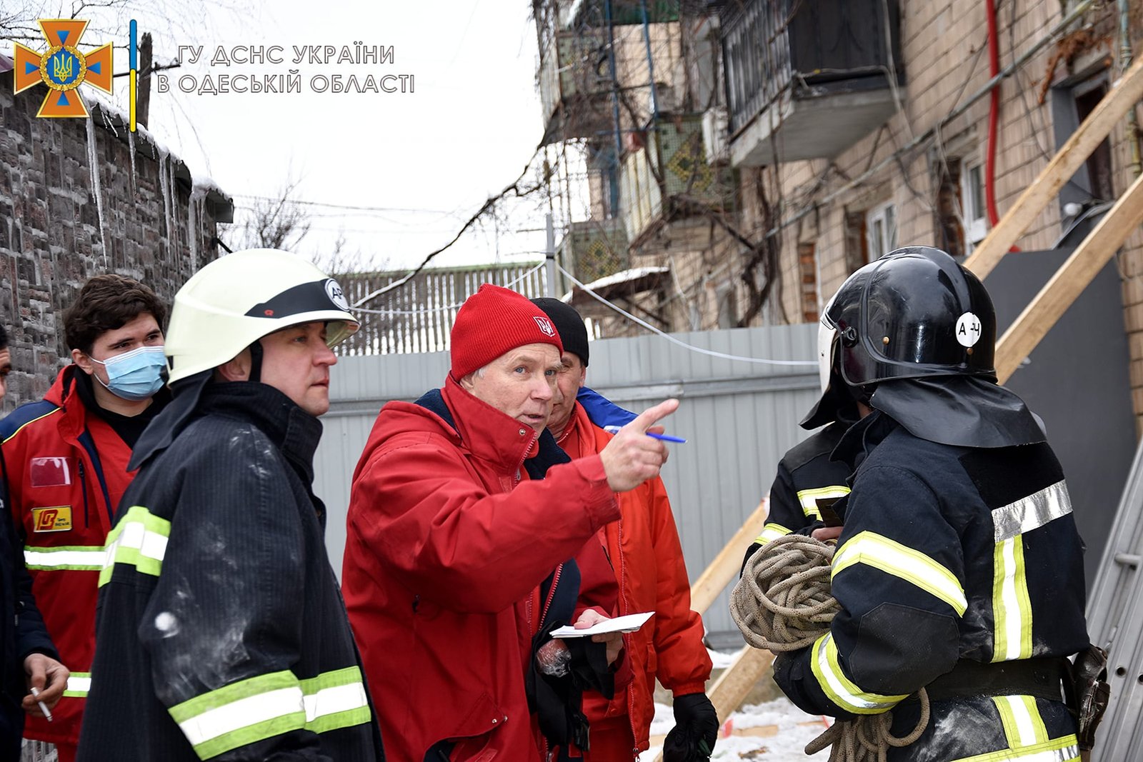 В Одесі впала стіна будинку на трьох людей, одна людина з них померла у швидкій 2