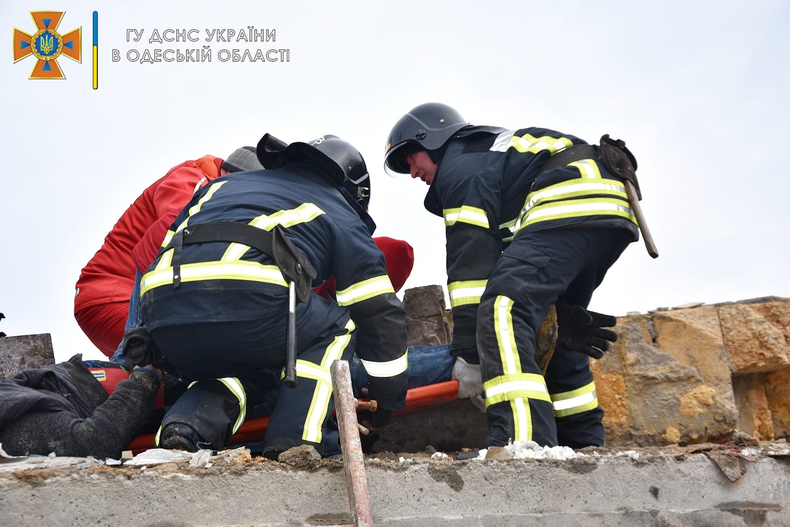 В Одесі впала стіна будинку на трьох людей, одна людина з них померла у швидкій 5