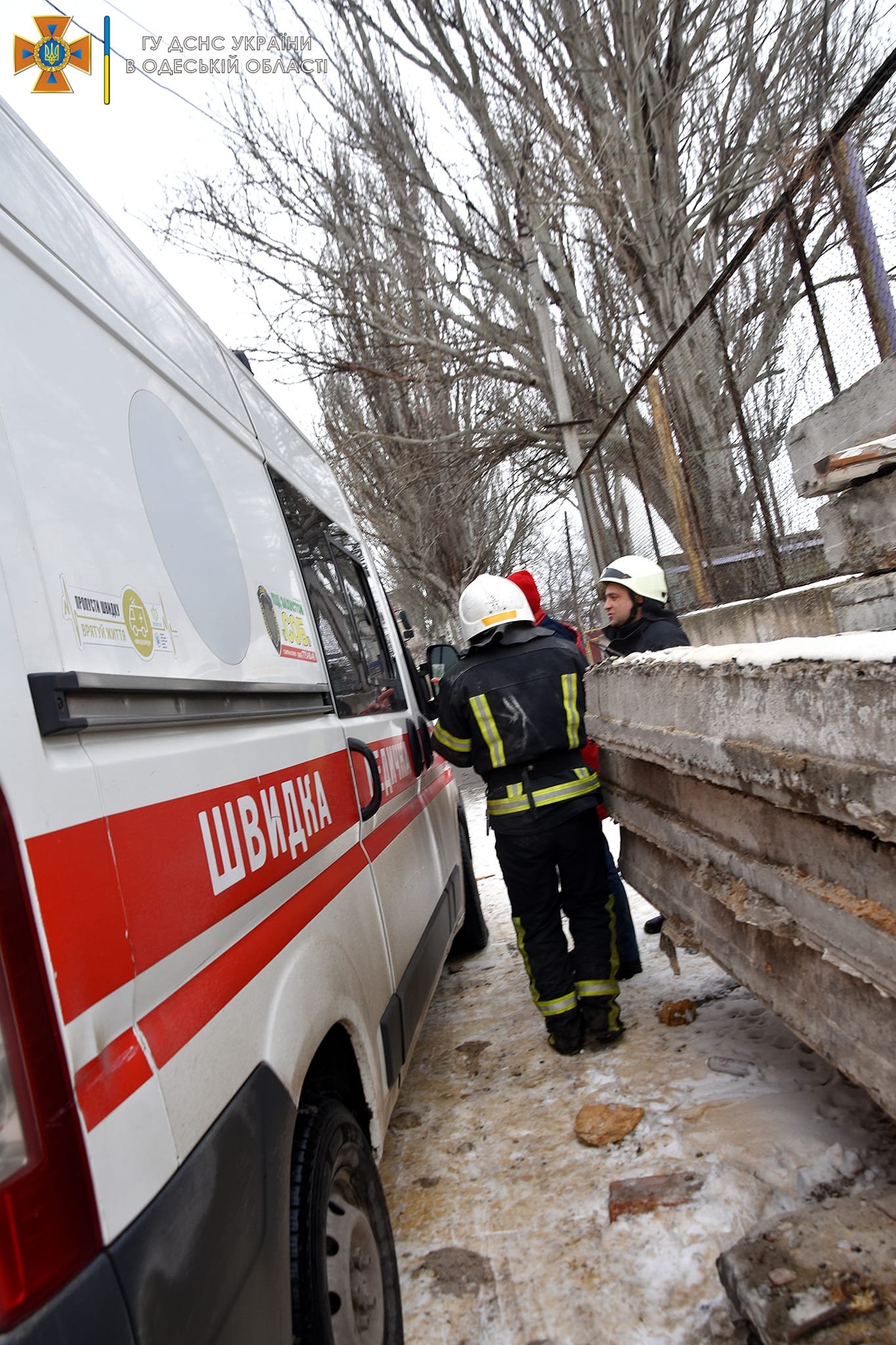 В Одесі впала стіна будинку на трьох людей, одна людина з них померла у швидкій 6