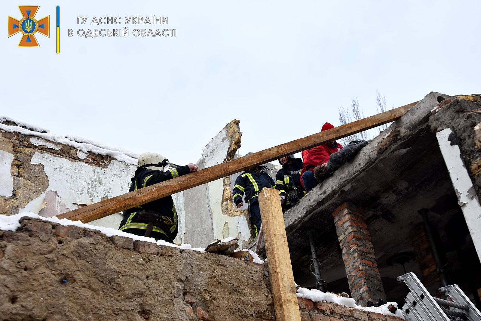 В Одесі впала стіна будинку на трьох людей, одна людина з них померла у швидкій 3