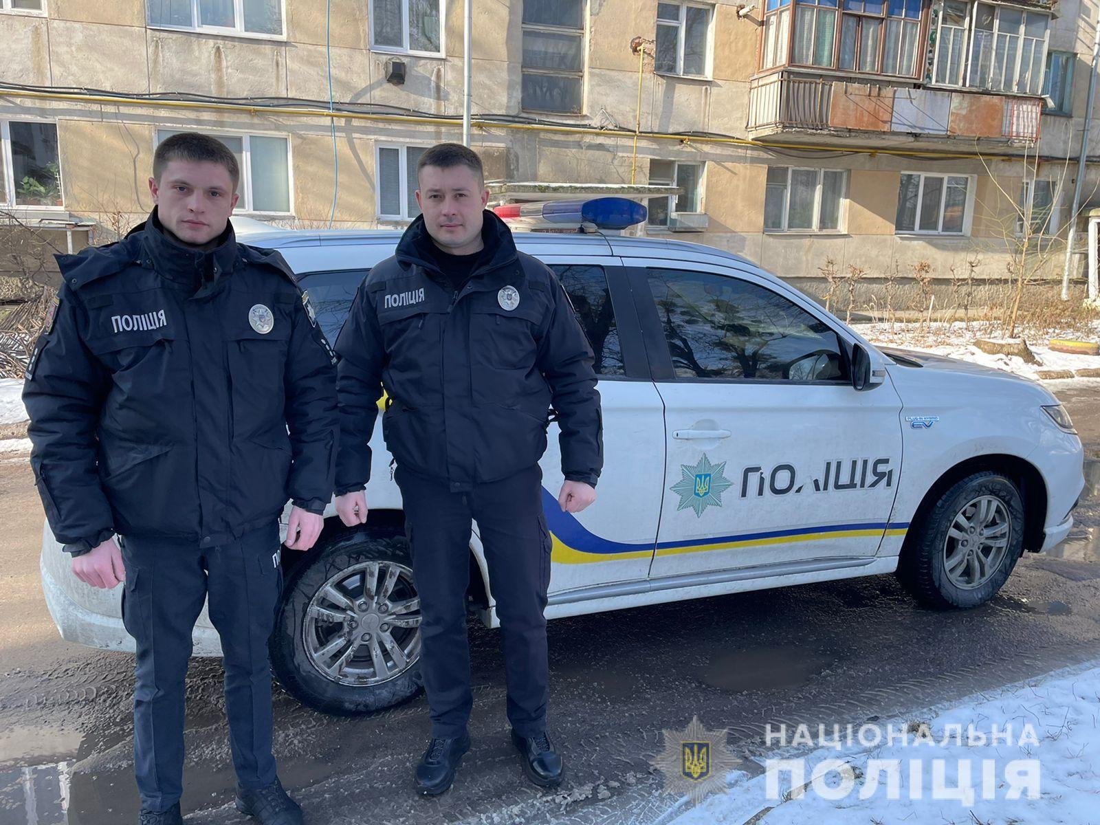 Полицейские Артур Чагур и Александр Нагонюк спасли 16-летнего парня, который хотел прыгнуть с моста Полицейские Артур Чагур и Александр Нагонюк спасли 16-летнего парня, который хотел прыгнуть с моста