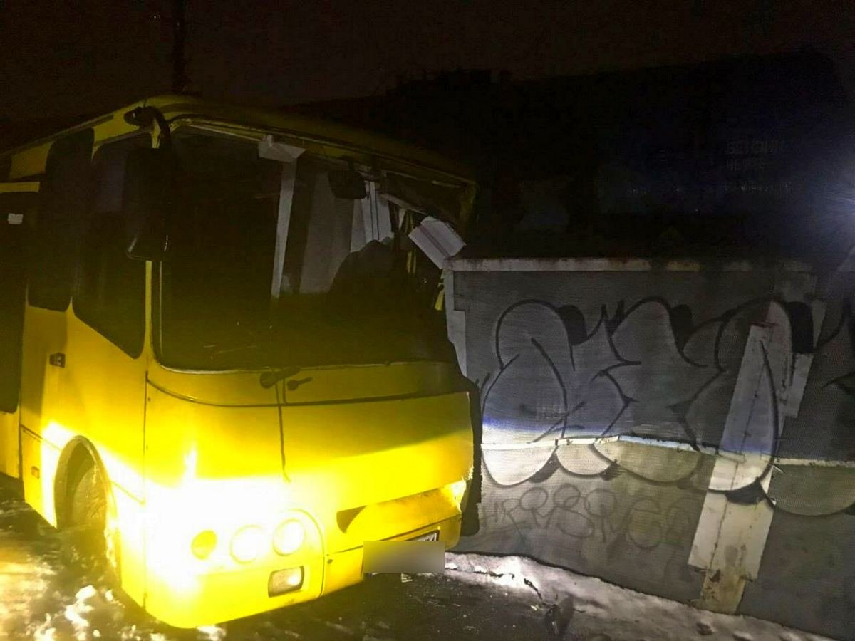 В Киевской области электропоезд протаранил пассажирский автобус: подробности и фото с места 1