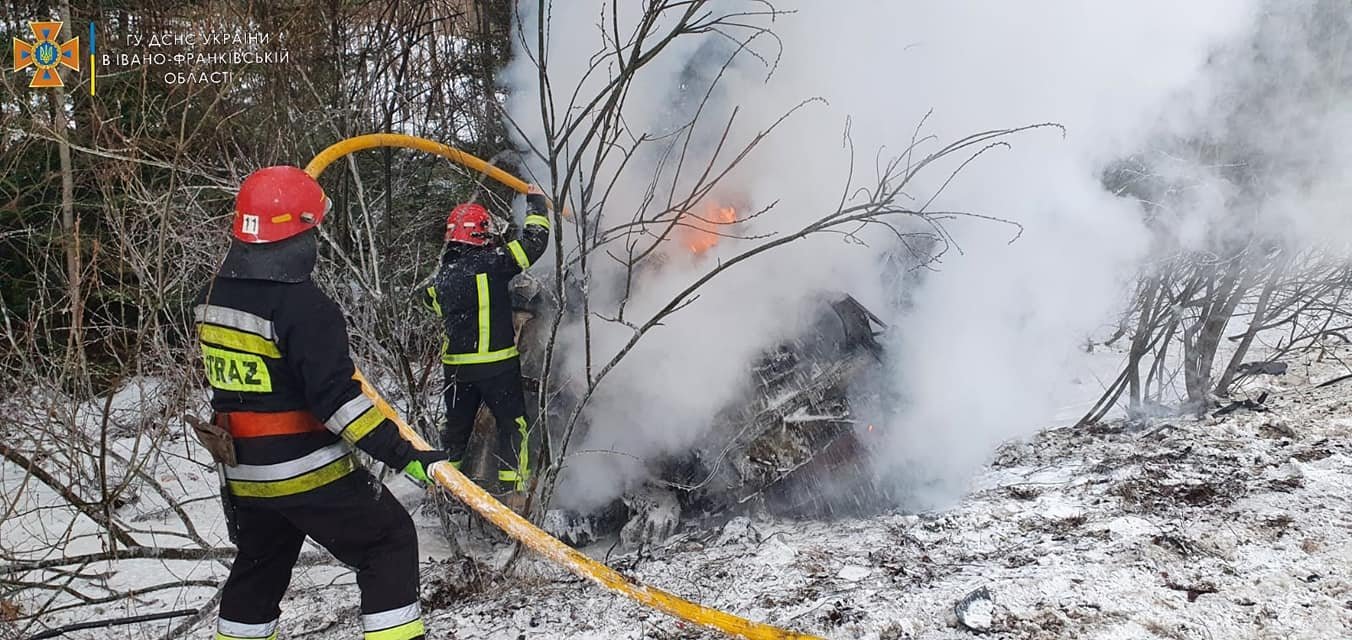 Масштабне ДТП в Івано-Франківській області: чоловік згорів живцем у BMW, 2 особи в лікарні 1