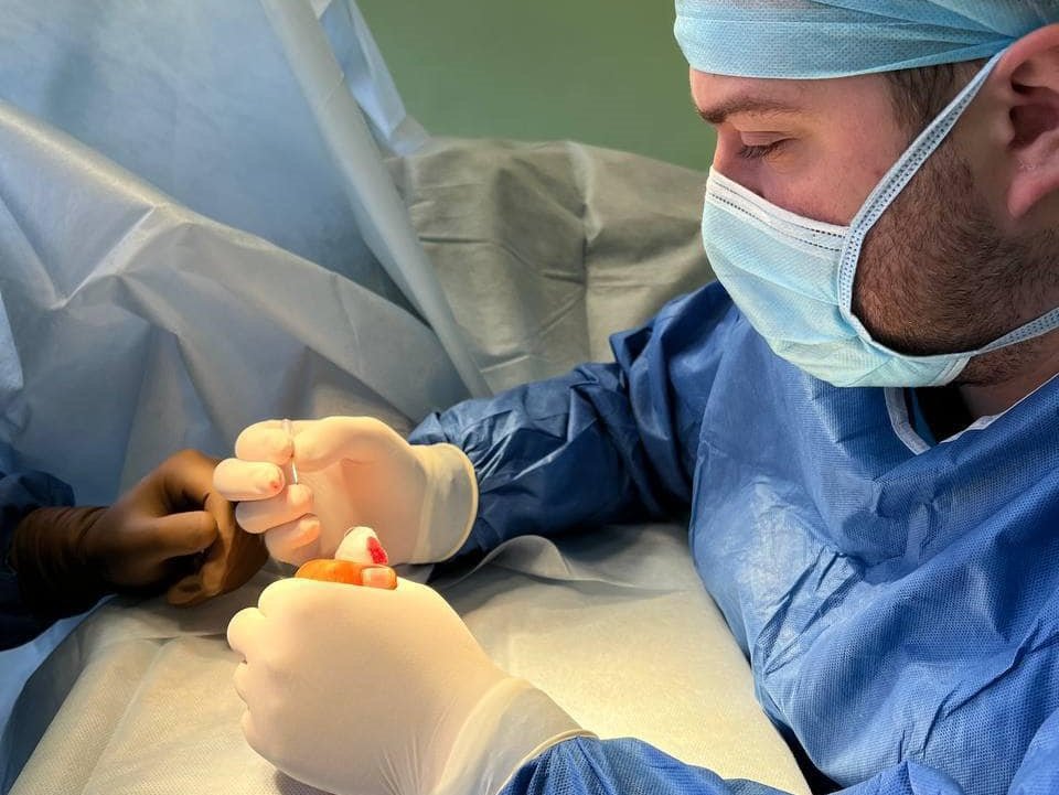 Во Львове женщина, которая любила «щёлкать» пальцами, оказалась на операционном столе 1