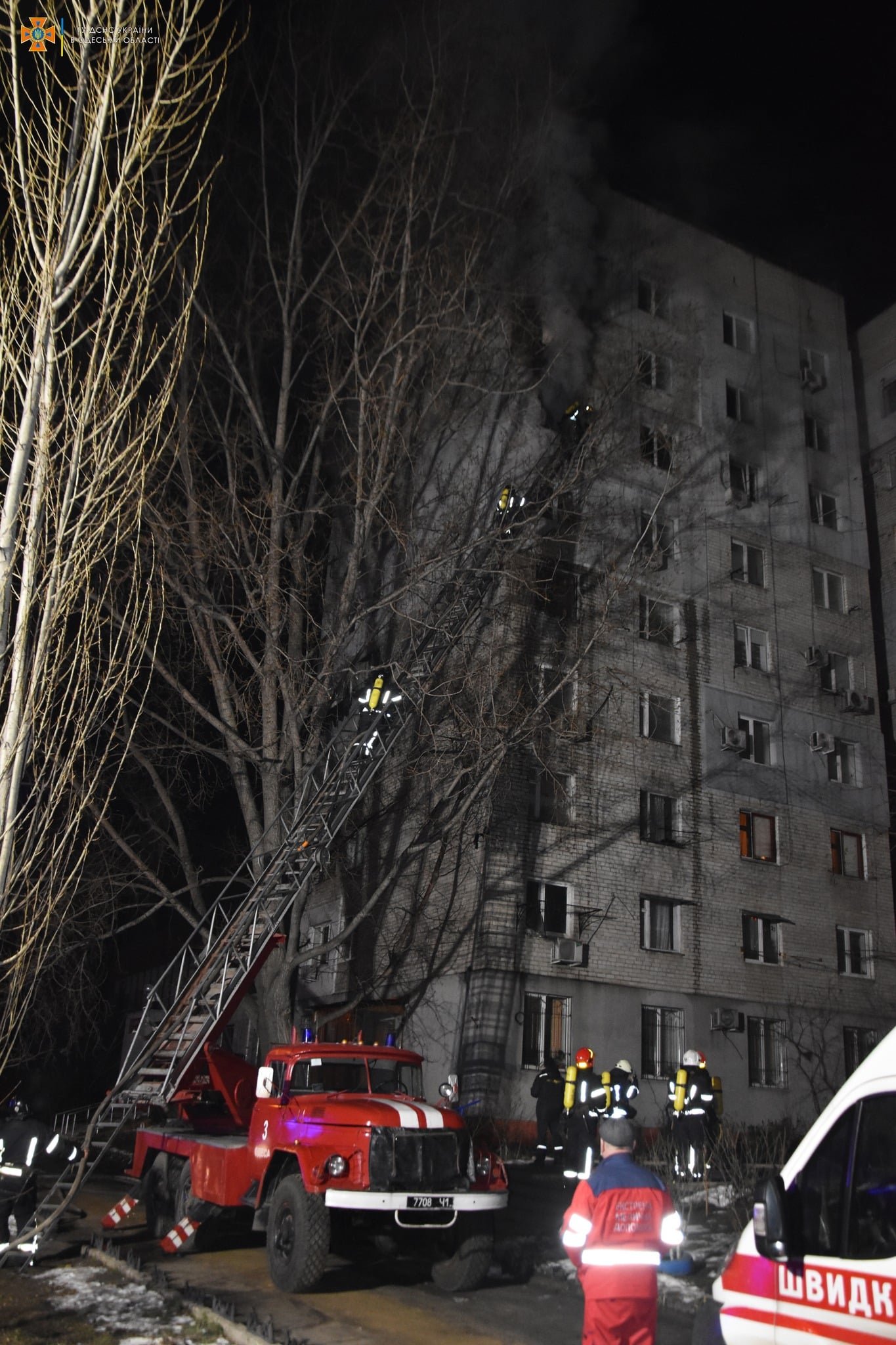 Пожар в 9-этажном доме в Одессе: спасатели вывели на улицу 40 человек, из них 10 – дети 3
