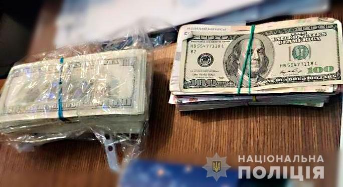 В Полтавской области два депутата «выбили» у женщины 39 тысяч долларов и заставляли переписать имущество 3