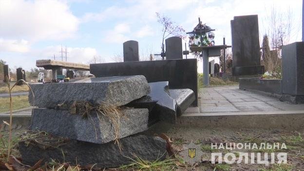 В Житомирской области 19-летний парень пришёл на кладбище за конфетами и разгромил 14 могил 1