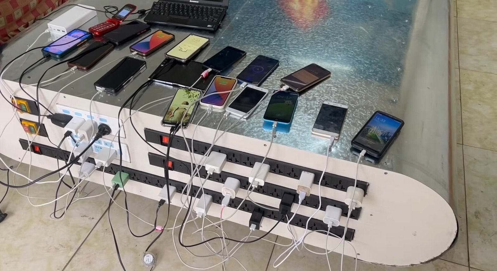 Энтузиаст собрал громадный Power Bank с не менее внушительной ёмкостью заряда 1