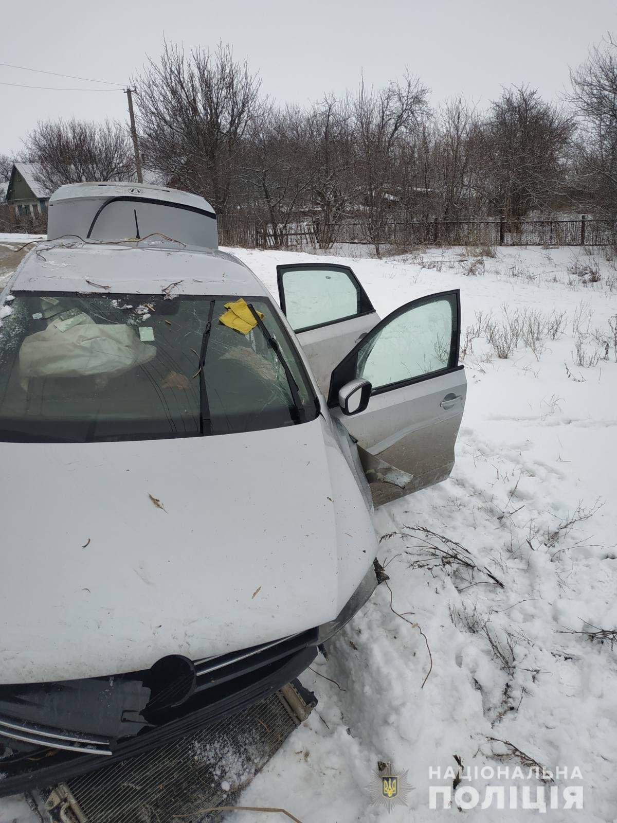 Под Харьковом Volkswagen службы такси слетел с моста и перевернулся: водитель и два пассажира в больнице 3