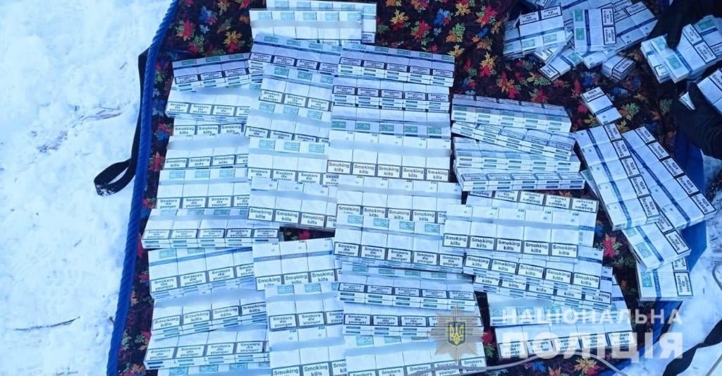 В вертолёте полицейские обнаружили около 50 блоков с сигаретами без акцизных марок и 3 блока с марками акцизного налога В вертолёте полицейские обнаружили около 50 блоков с сигаретами без акцизных марок и 3 блока с марками акцизного налога
