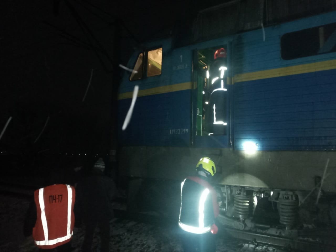 В Ровенской области пассажирский поезд протаранил грузовик: машиниста из покорёженного локомотива доставали спасатели. Подробности и фото с места 8