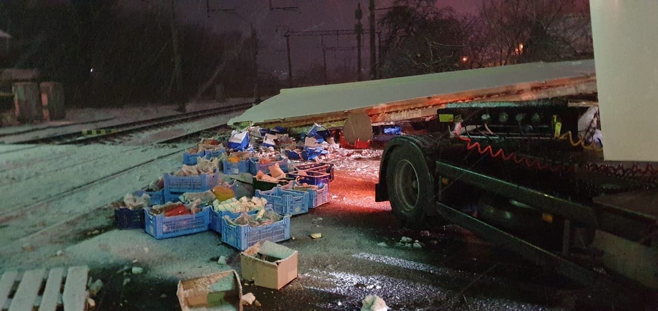 В Ровенской области пассажирский поезд протаранил грузовик: машиниста из покорёженного локомотива доставали спасатели. Подробности и фото с места 6
