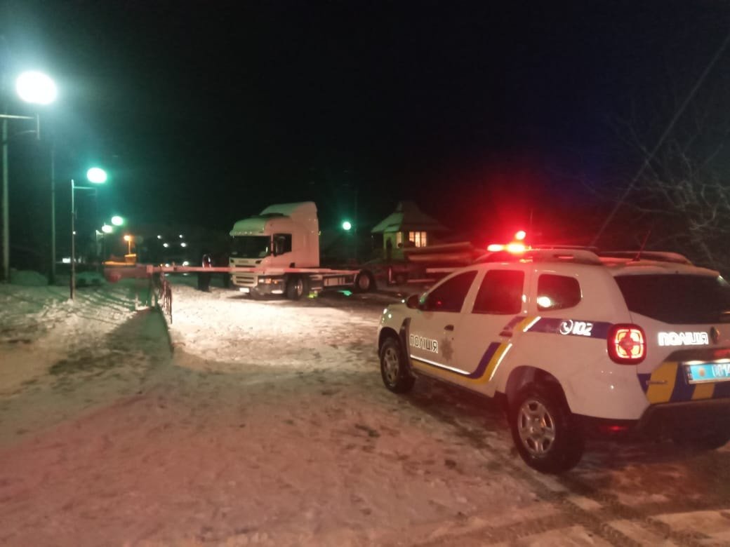 В Ровенской области пассажирский поезд протаранил грузовик: машиниста из покорёженного локомотива доставали спасатели. Подробности и фото с места 13