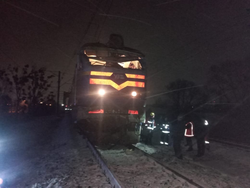 В Ровенской области пассажирский поезд протаранил грузовик: машиниста из покорёженного локомотива доставали спасатели. Подробности и фото с места 12