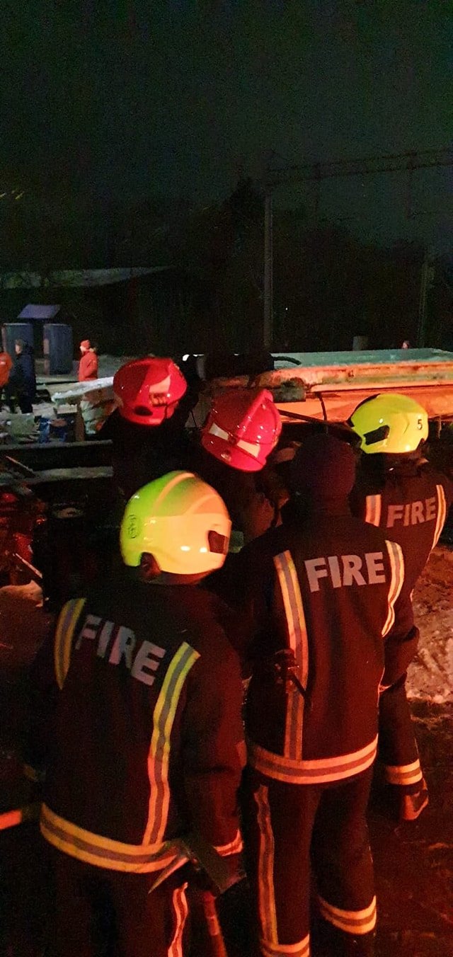 В Ровенской области пассажирский поезд протаранил грузовик: машиниста из покорёженного локомотива доставали спасатели. Подробности и фото с места 10