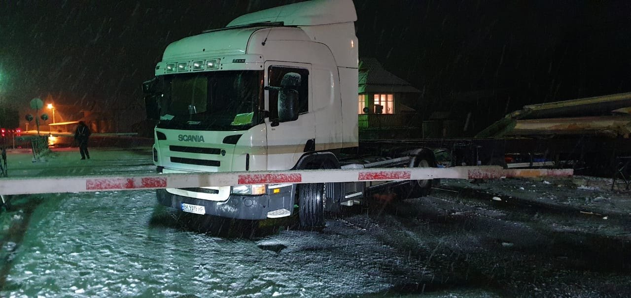 В Ровенской области пассажирский поезд протаранил грузовик: машиниста из покорёженного локомотива доставали спасатели. Подробности и фото с места 14