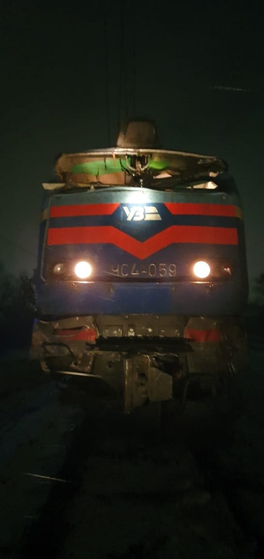 В Ровенской области пассажирский поезд протаранил грузовик: машиниста из покорёженного локомотива доставали спасатели. Подробности и фото с места 11