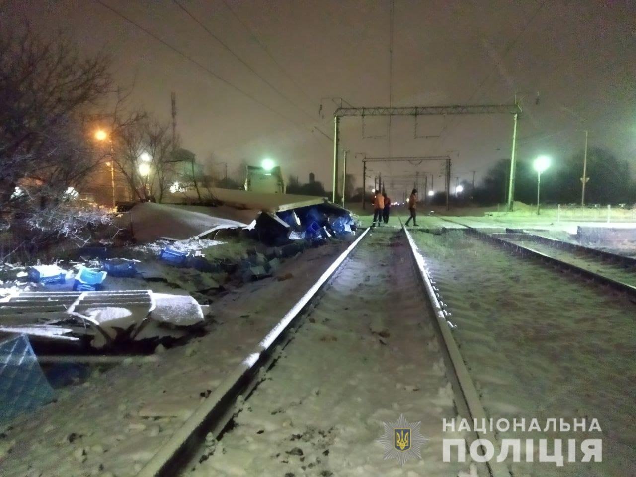 В Ровенской области пассажирский поезд протаранил грузовик: машиниста из покорёженного локомотива доставали спасатели. Подробности и фото с места 5