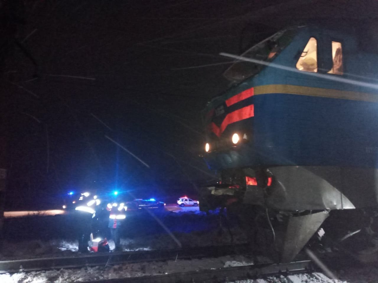 В Ровенской области пассажирский поезд протаранил грузовик: машиниста из покорёженного локомотива доставали спасатели. Подробности и фото с места 3