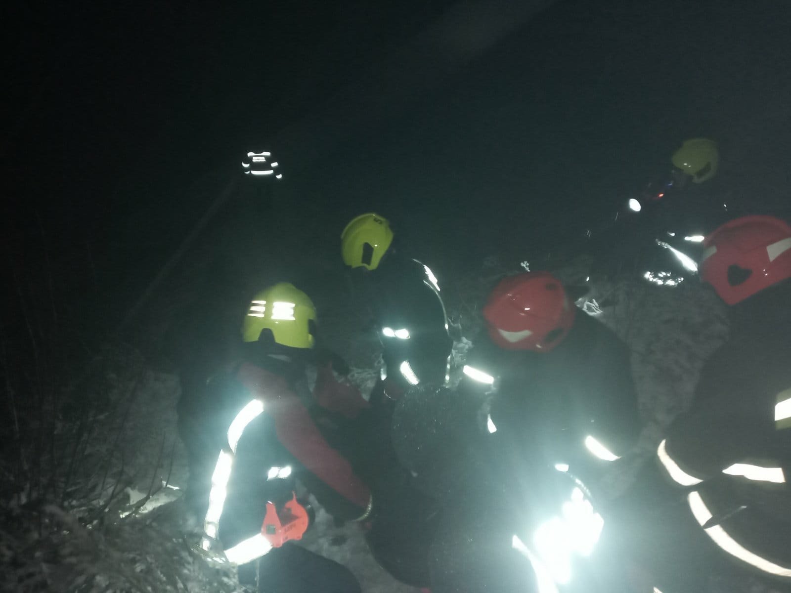 В Ровенской области пассажирский поезд протаранил грузовик: машиниста из покорёженного локомотива доставали спасатели. Подробности и фото с места 4