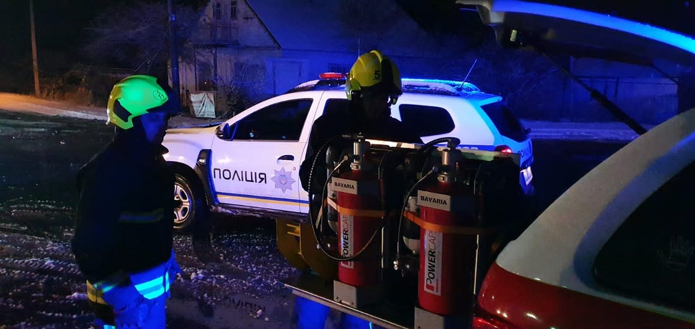 В Ровенской области пассажирский поезд протаранил грузовик: машиниста из покорёженного локомотива доставали спасатели. Подробности и фото с места 2