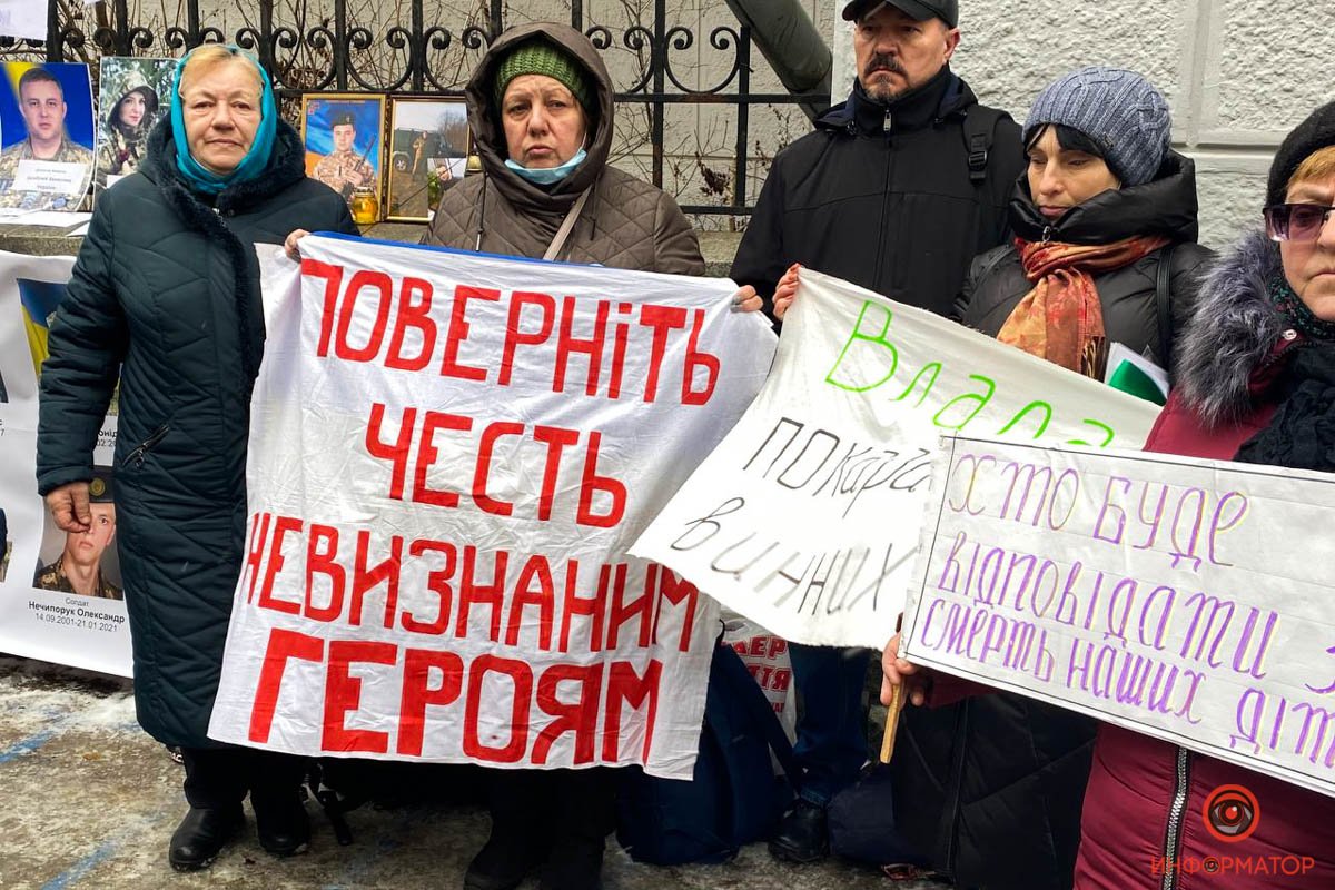 Смерті в армії: у Києві під Офісом Президента мітингували родичі загиблих солдатів 3