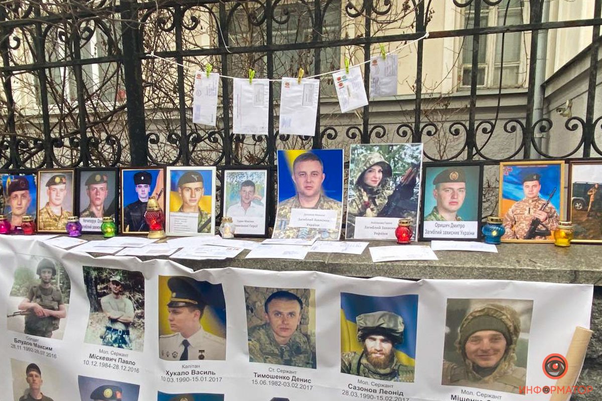 Смерті в армії: у Києві під Офісом Президента мітингували родичі загиблих солдатів 1