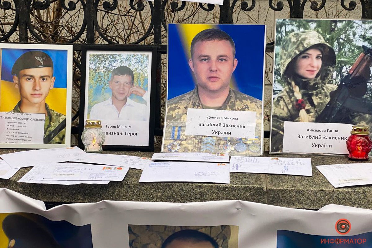 Смерті в армії: у Києві під Офісом Президента мітингували родичі загиблих солдатів 5