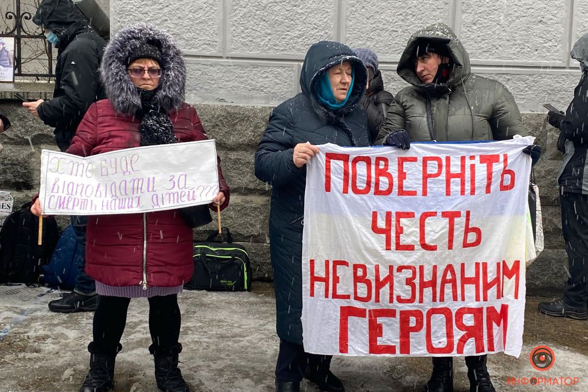 Смерті в армії: у Києві під Офісом Президента мітингували родичі загиблих солдатів 12