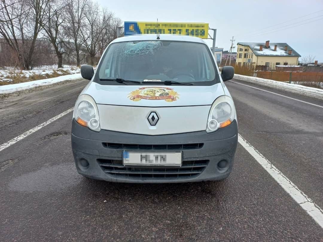 Под Львовом от грузовика на ходу оторвалась арматура и пробила стекло легковушки: пострадала женщина 2