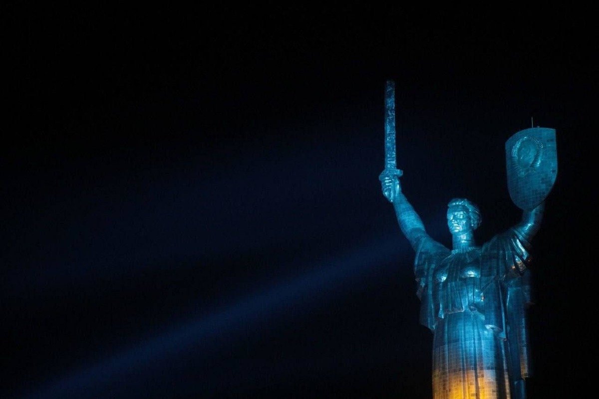 У Києві Батьківщину-мати підсвітили кольорами прапора України 1