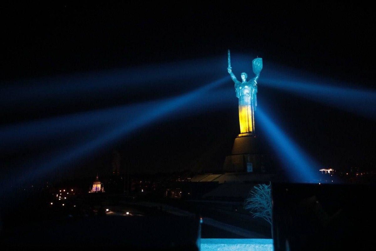 У Києві Батьківщину-мати підсвітили кольорами прапора України 2