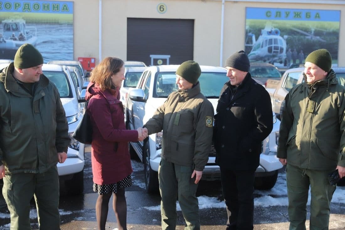 США передали украинским пограничникам 40 внедорожников Mitsubishi 3