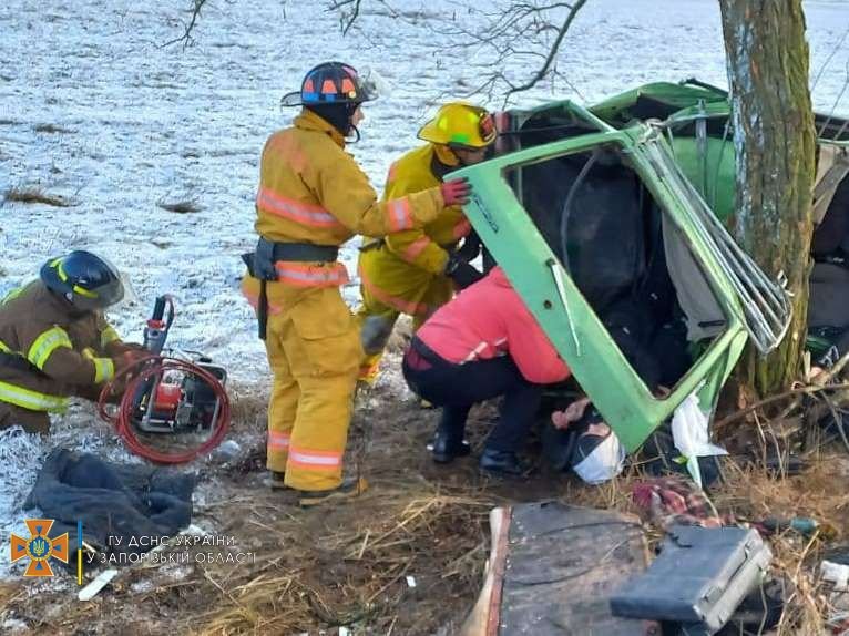 В Запорожской области авто слетело в кювет: погибли 2 человека, ещё двое в больнице 3