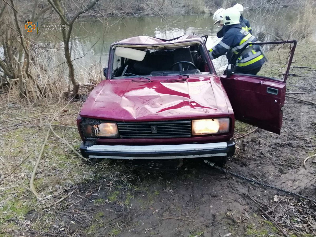 Во Львовской области автомобиль слетел с моста в реку: водитель погиб 1