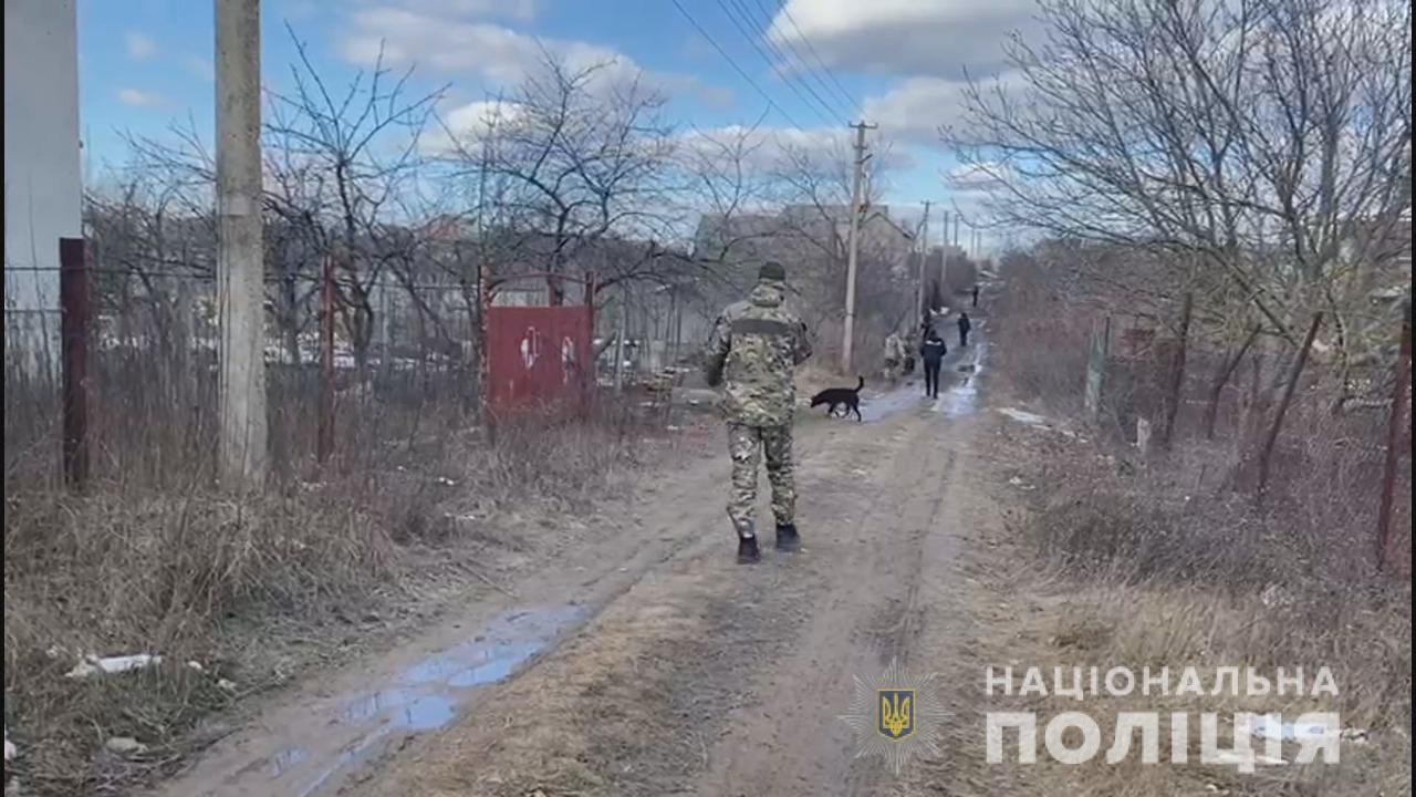 В Одесской области женщина разбила мужу топором голову, замотала в одеяло и выбросила к соседям 3