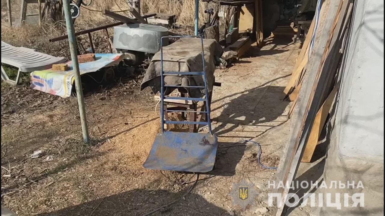 В Одесской области женщина разбила мужу топором голову, замотала в одеяло и выбросила к соседям 1