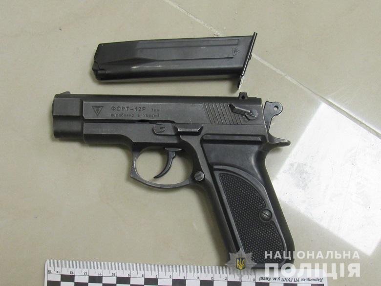 В Киеве сосед выстрелил в ногу строителю из-за того, что его якобы затопили 1