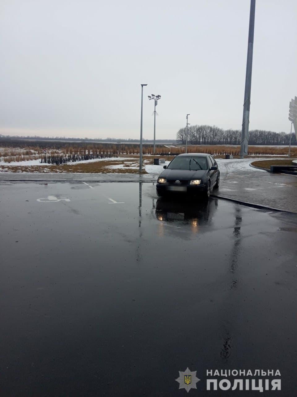 У Черкаській області п'яний водій в'їхав у скульптуру «Серце України» та втік з місця аварії 1