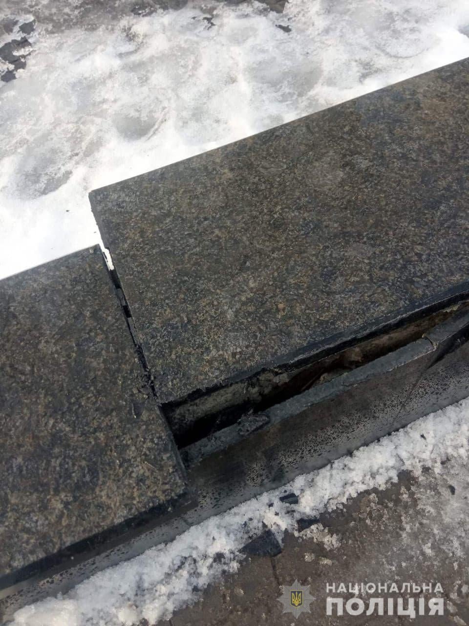 У Черкаській області п'яний водій в'їхав у скульптуру «Серце України» та втік з місця аварії 3