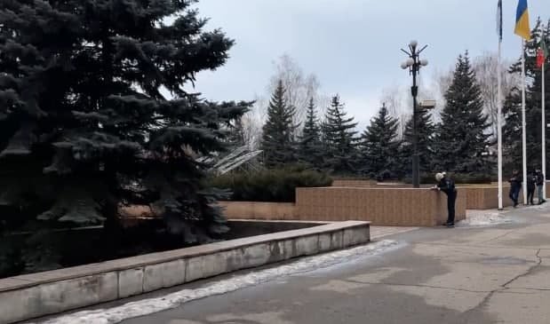 Под стенами горсовета Кривого Рога прогремел взрыв: фото и видео с места 2