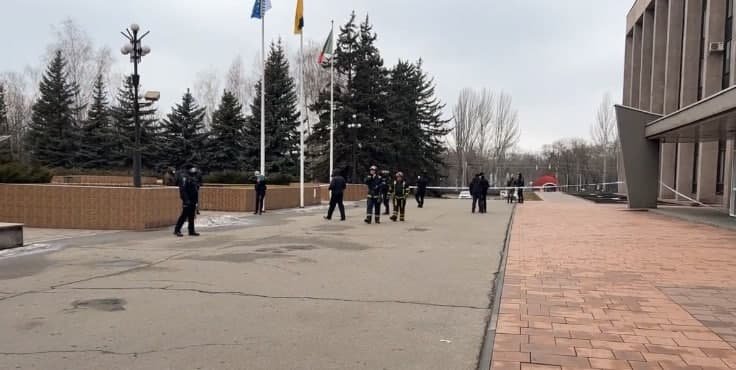 Под стенами горсовета Кривого Рога прогремел взрыв: фото и видео с места 3