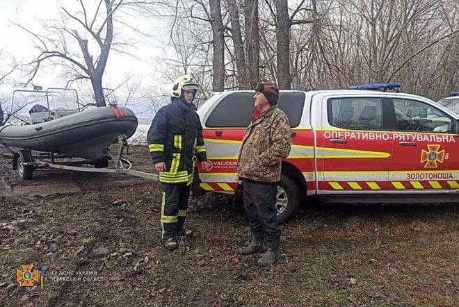 В Черкасской области около 200 рыбаков унесло на льдине от берега 2