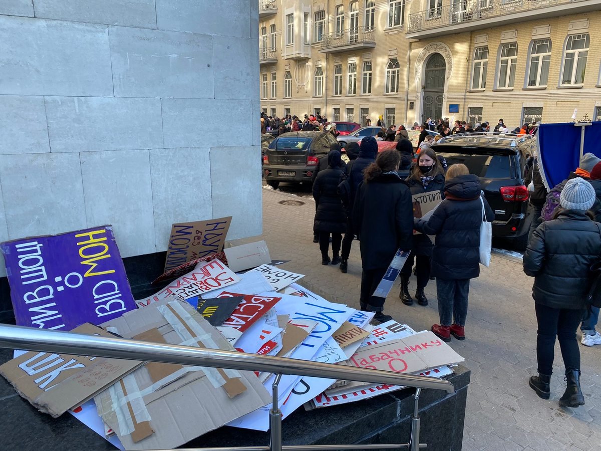 «Если любишь – уходи»: в Киеве под ОП сотни человек просят министра образования Украины уйти в отставку 3