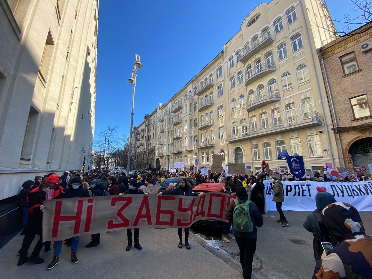 «Если любишь – уходи»: в Киеве под ОП сотни человек просят министра образования Украины уйти в отставку 1