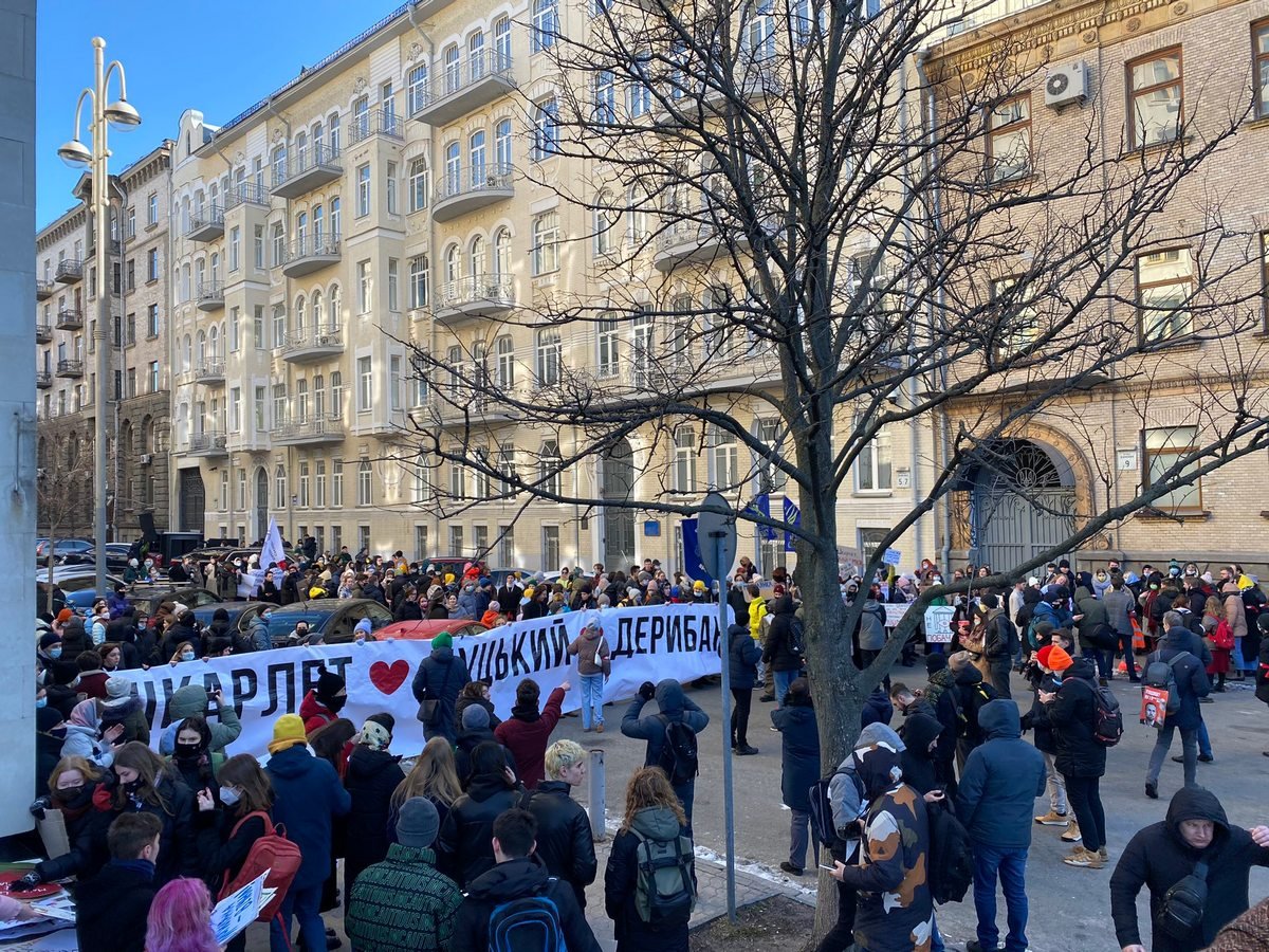 «Если любишь – уходи»: в Киеве под ОП сотни человек просят министра образования Украины уйти в отставку 2