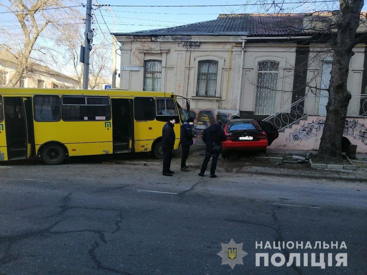 В Херсоне 20-летний парень на Mitsubishi врезался в маршрутку с пассажирами: три человека в больнице 1