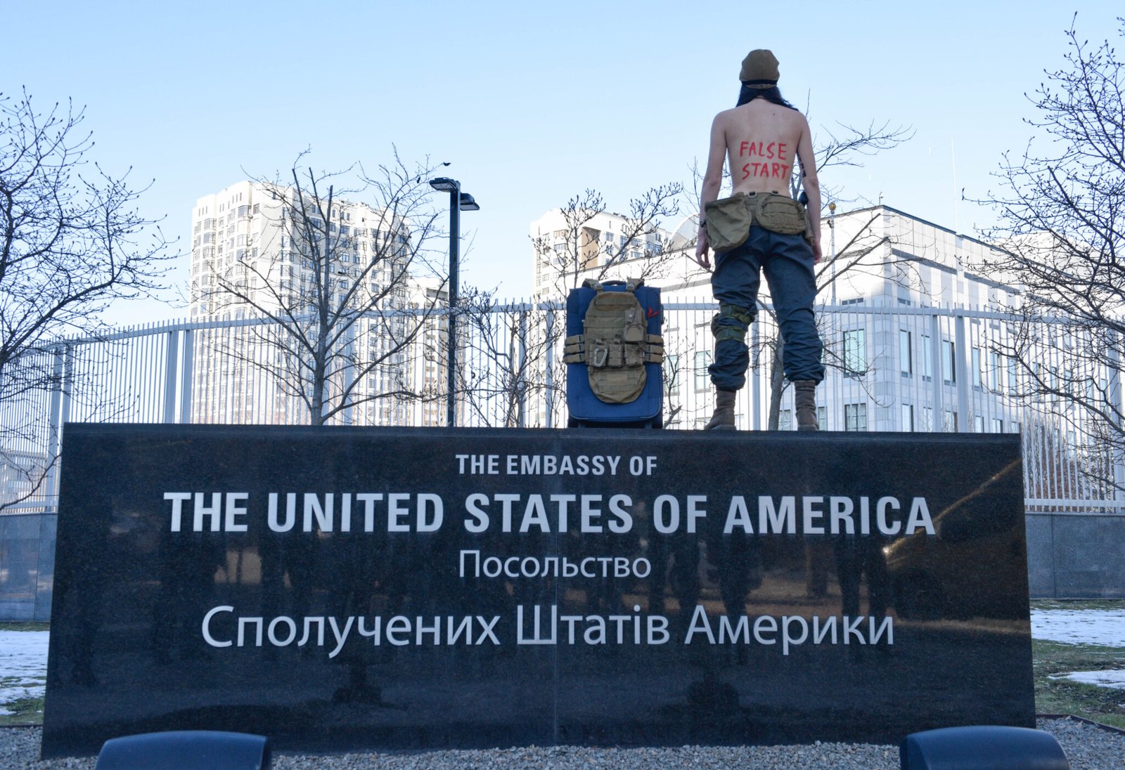 «Не будь киской»: активистка Femen с оружием в руках оголила грудь и высмеяла послов, которые бегут из Украины 1