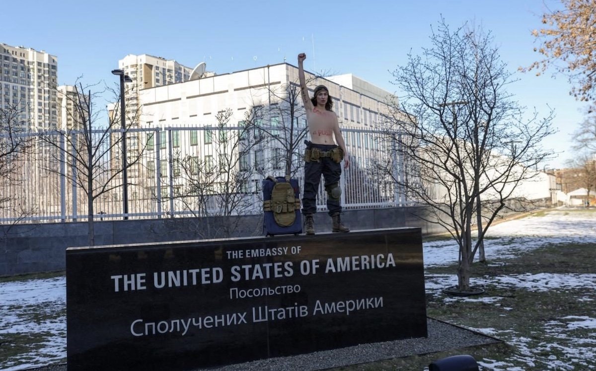 «Не будь киской»: активистка Femen с оружием в руках оголила грудь и высмеяла послов, которые бегут из Украины 2